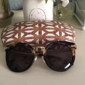 Stella & Dot Wesley sunglasses with case